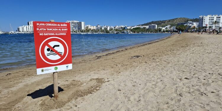 Imagen de s'Arenal esta mañana, tras imponerse la bandera roja. Ayto. Sant Antoni.