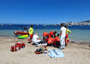 Imagen de los operativos de emergencias trabajando en es Pouet momentos después del rescate. Foto: Ayto. Sant Antoni