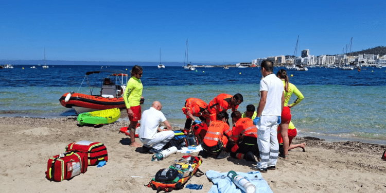 Imagen de los operativos de emergencias trabajando en es Pouet momentos después del rescate. Foto: Ayto. Sant Antoni