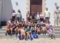 La visita del CEIP Can Coix ha incluido el Far de ses Coves Blanques donde está la exposición de Jesús de Miguel.