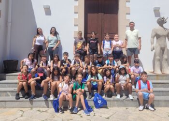 La visita del CEIP Can Coix ha incluido el Far de ses Coves Blanques donde está la exposición de Jesús de Miguel.