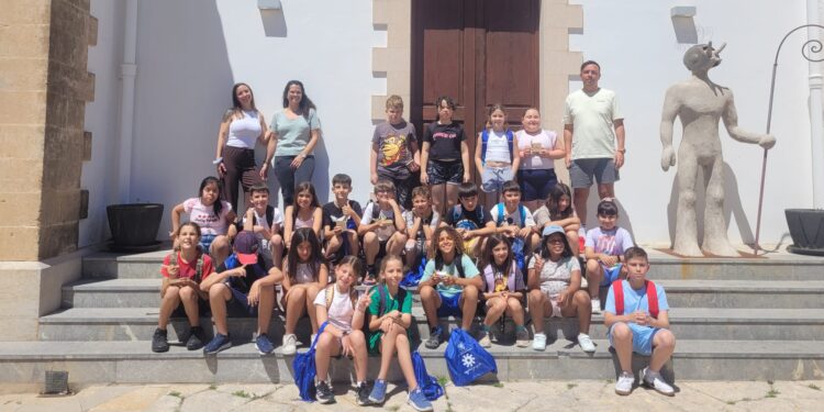 La visita del CEIP Can Coix ha incluido el Far de ses Coves Blanques donde está la exposición de Jesús de Miguel.