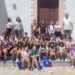 La visita del CEIP Can Coix ha incluido el Far de ses Coves Blanques donde está la exposición de Jesús de Miguel.