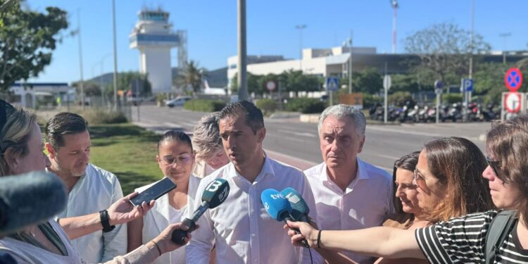 El proyecto de la futura ampliación del aeropuerto de Ibiza se ha topado con el rechazo total y absoluto de la sociedad insular.