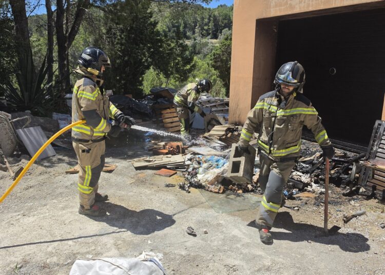 Los bomberos, en la vivienda de Sant Miquel en cuyo exterior se ha originado un incendio