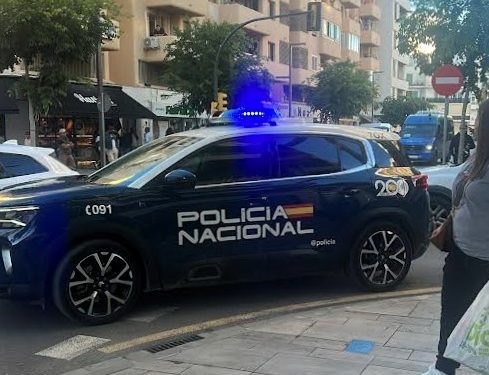 Imagen de uno de los vehículos de la Policía Nacional que acudió al bar