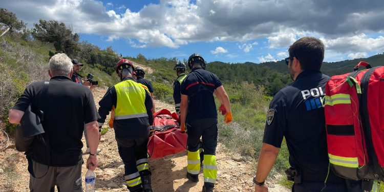 La mujer fue trasladada a una zona segura para ser atendida in situ, y después al hospital de Ibiza. Foto: Ayto. Sant Joan