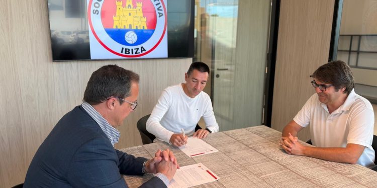 El entrenador de la SD Ibiza ha firmado por tres temporadas más con el conjunto ibicenco. Foto: SD Ibiza