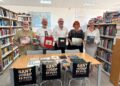 Los organizadores de Sant Josep és Foto y miembros de la asociación és Foto han estado hoy en la biblioteca Vicent Serra i Orvay. Foto: Ayuntamiento