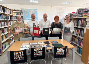 Los organizadores de Sant Josep és Foto y miembros de la asociación és Foto han estado hoy en la biblioteca Vicent Serra i Orvay. Foto: Ayuntamiento