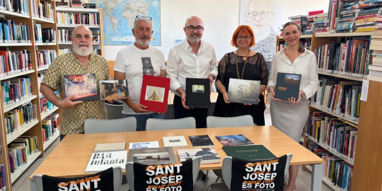 Los organizadores de Sant Josep és Foto y miembros de la asociación és Foto han estado hoy en la biblioteca Vicent Serra i Orvay. Foto: Ayuntamiento