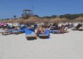 Turistes a les gandules de la platja des Arenals. 7bts