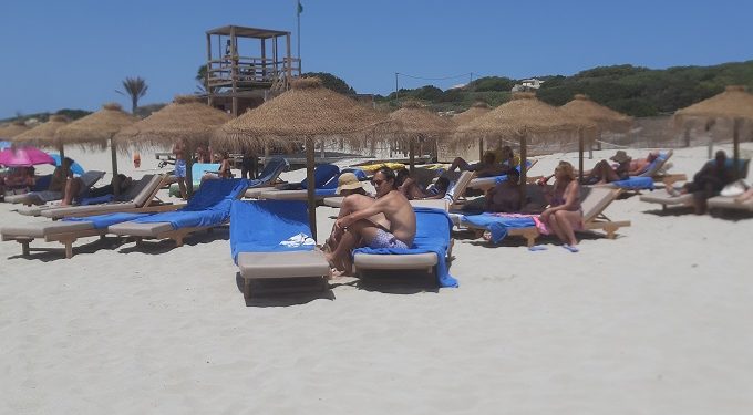 Turistes a les gandules de la platja des Arenals. 7bts