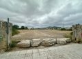Unas grandes rocas cierran el paso al aparcamiento de Talamanca, que ha sido utilizado por usuarias y usuarios de la playa en los últimos años. Fotos Noudiari.