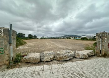 Unas grandes rocas cierran el paso al aparcamiento de Talamanca, que ha sido utilizado por usuarias y usuarios de la playa en los últimos años. Fotos Noudiari.