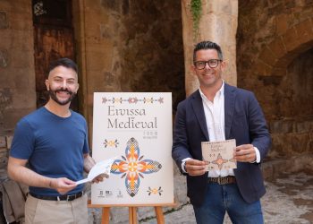 El concejal de Fiestas, Francisco Torres, y el alcalde, Rafael Triguero, en la presentación del cartel de 2026.