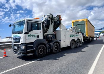 El incidente produjo dos horas de retenciones hasta que Grúas Ibiza pudo llevarse el tráiler.