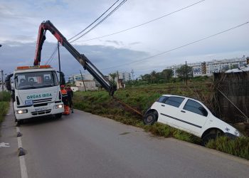 Grúas Ibiza rescata el Fiat Panda que se salío de la vía ayer jueves sobre las 23 horas.