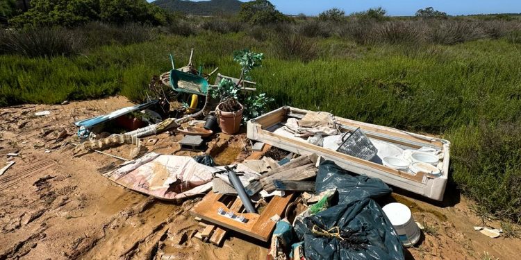 Vertido de basura de todo tipo, incluso con materiales tóxicos, encontrada el lunes en el Parque Natural de ses Salines. Fotografías de Noudiari.es