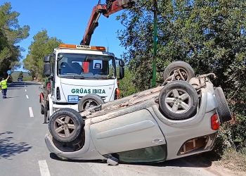 Grúas Ibiza ha retirado el coche volcado hoy en la carretera de Benirràs.