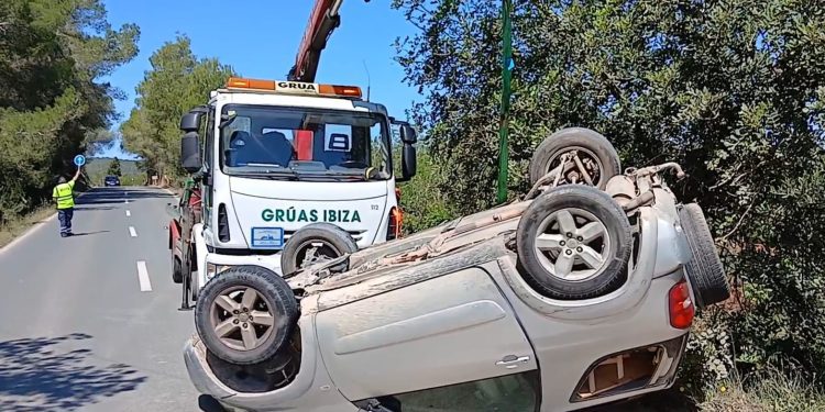 Grúas Ibiza ha retirado el coche volcado hoy en la carretera de Benirràs.