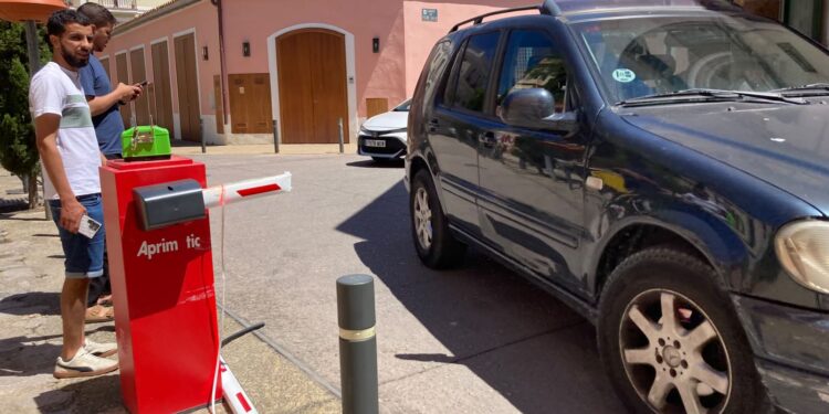 Barrera de acceso a Dalt Vila por el carrer de s'Avicenna, apareció ayer por la mañana derribada. Foto Cristina Marí Noudiari.es