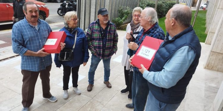 Un grupo de miembros de la asociación, ahora constituida, en una imagen de la entrega de firmas ante el Consell para exigir medidas urgentes por el agua en Ibiza, en 2024.