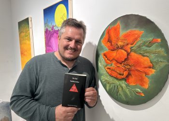 Ben Clark, con su nuevo libro 'Semiótica nuclear', editado por Visor, en el marco de la exposición que comparte estos días con su padre, el pintor y escultor Gerry Clark. Foto Noudiari