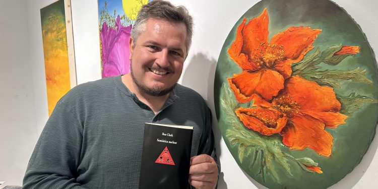 Ben Clark, con su nuevo libro 'Semiótica nuclear', editado por Visor, en el marco de la exposición que comparte estos días con su padre, el pintor y escultor Gerry Clark. Foto Noudiari