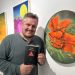Ben Clark, con su nuevo libro 'Semiótica nuclear', editado por Visor, en el marco de la exposición que comparte estos días con su padre, el pintor y escultor Gerry Clark. Foto Noudiari