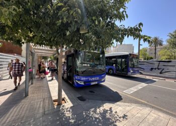 Varias líneas de autobús coinciden en la parada de Isidor Macabich del centro de Ibiza. Foto L. F. A.