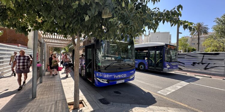 Varias líneas de autobús coinciden en la parada de Isidor Macabich del centro de Ibiza. Foto L. F. A.