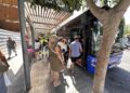 Pasajeros subiendo al autobús en la parada de la avenida Isidor Macabich de la ciudad de Ibiza en la parada ubicada donde estaban los antiguos juzgados. Foto L.F.A.