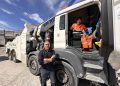 Paco de la Cruz, junto a la grúa más potente de Grúas Ibiza, en la que está Walter, uno de los empleados. Fotos Noudiari