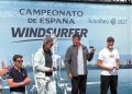 El veterano windsurfista del CNSA, Lluís Colomé, sobre el podium. Foto: CNSA