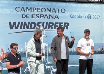 El veterano windsurfista del CNSA, Lluís Colomé, sobre el podium. Foto: CNSA