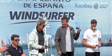 El veterano windsurfista del CNSA, Lluís Colomé, sobre el podium. Foto: CNSA