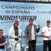 El veterano windsurfista del CNSA, Lluís Colomé, sobre el podium. Foto: CNSA