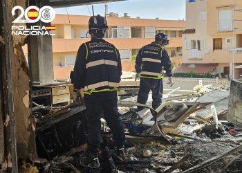 Agentes de la Policía Científica en una de las viviendas más afectadas por la explosión de gas analizan el terreno. La investigación concluyó que la explosión se produjo por el mal sellado de uno de los conductos de gas reemplazados. Foto: Policía Nacional