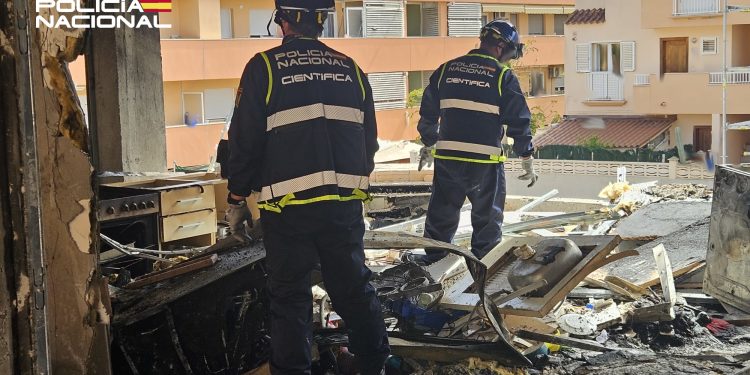 Agentes de la Policía Científica en una de las viviendas más afectadas por la explosión de gas analizan el terreno. La investigación concluyó que la explosión se produjo por el mal sellado de uno de los conductos de gas reemplazados. Foto: Policía Nacional
