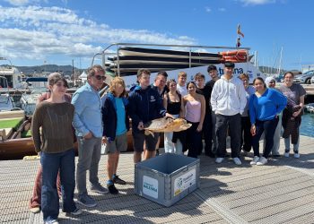 El equipo de trabajo involucrado en la liberación de Elo, junto con alumnos del Quartó de Portmany en la Bahía de Portmany. Foto: CNSA