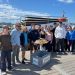 El equipo de trabajo involucrado en la liberación de Elo, junto con alumnos del Quartó de Portmany en la Bahía de Portmany. Foto: CNSA