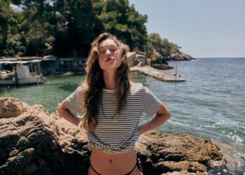 Una de las imágenes del editorial de moda de la web de Zara, tomada en Cala Mestella. Web Zara.com