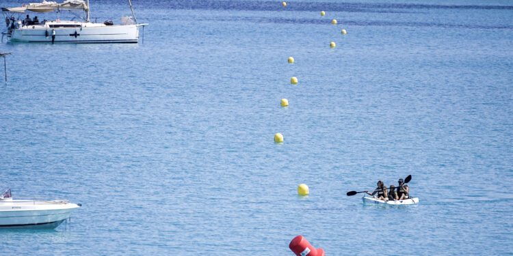 Balizas en el litoral de Formentera.