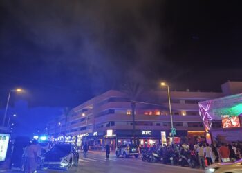 Incendio en Platja d'en Bossa. Imagen de Jorge Ramiro cedida