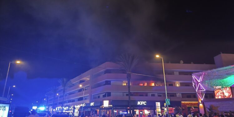 Incendio en Platja d'en Bossa. Imagen de Jorge Ramiro cedida