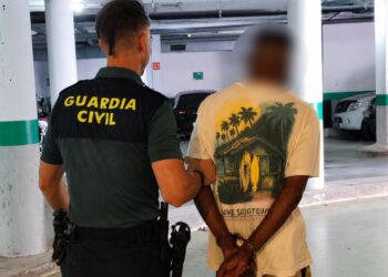 El hombre detenido, de nacionalidad británica y 42 años, fue identificado en su vehículo. Foto: Guardia Civil