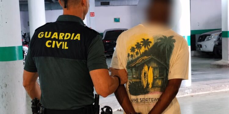 El hombre detenido, de nacionalidad británica y 42 años, fue identificado en su vehículo. Foto: Guardia Civil