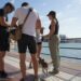 Dos efectivos de la Policía Local y un técnico de medio ambiente realizan una 'inspección canina' en el Passeig de Santa Eulària. Foto: Ayto. Santa Eulària