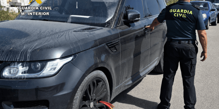 Sobre el vehículo robado pesaba un requerimiento internacional de Interpol. Imagen: Guardia Civil
